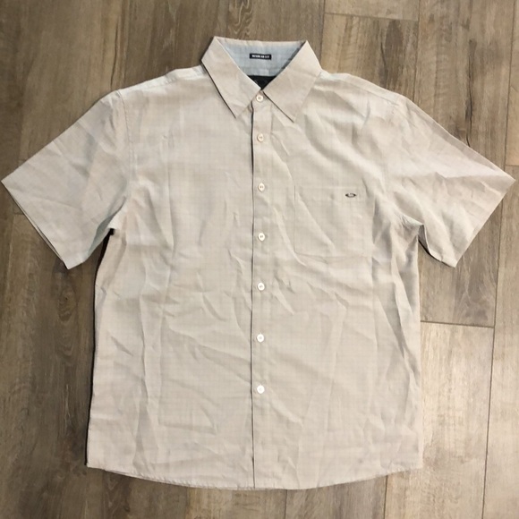 Oakley Other - Like new! - OAkLEY Regular Fit Short Sleeved Button Down Shirt